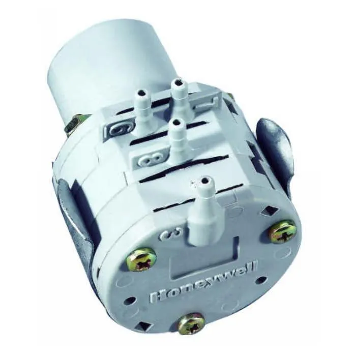 Honeywell RP670A1001/U pneumatic switching relay 3 and 7 psi with 1-1/2 inch mounting clip